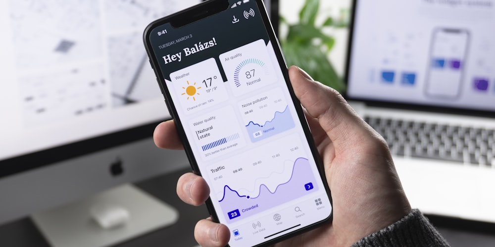 多部智能手机平铺展示，屏幕上显示不同的游戏应用界面